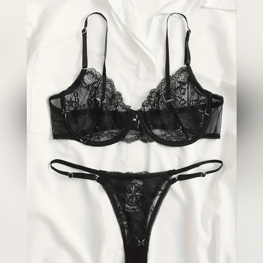 Floral lace bra & panties set.